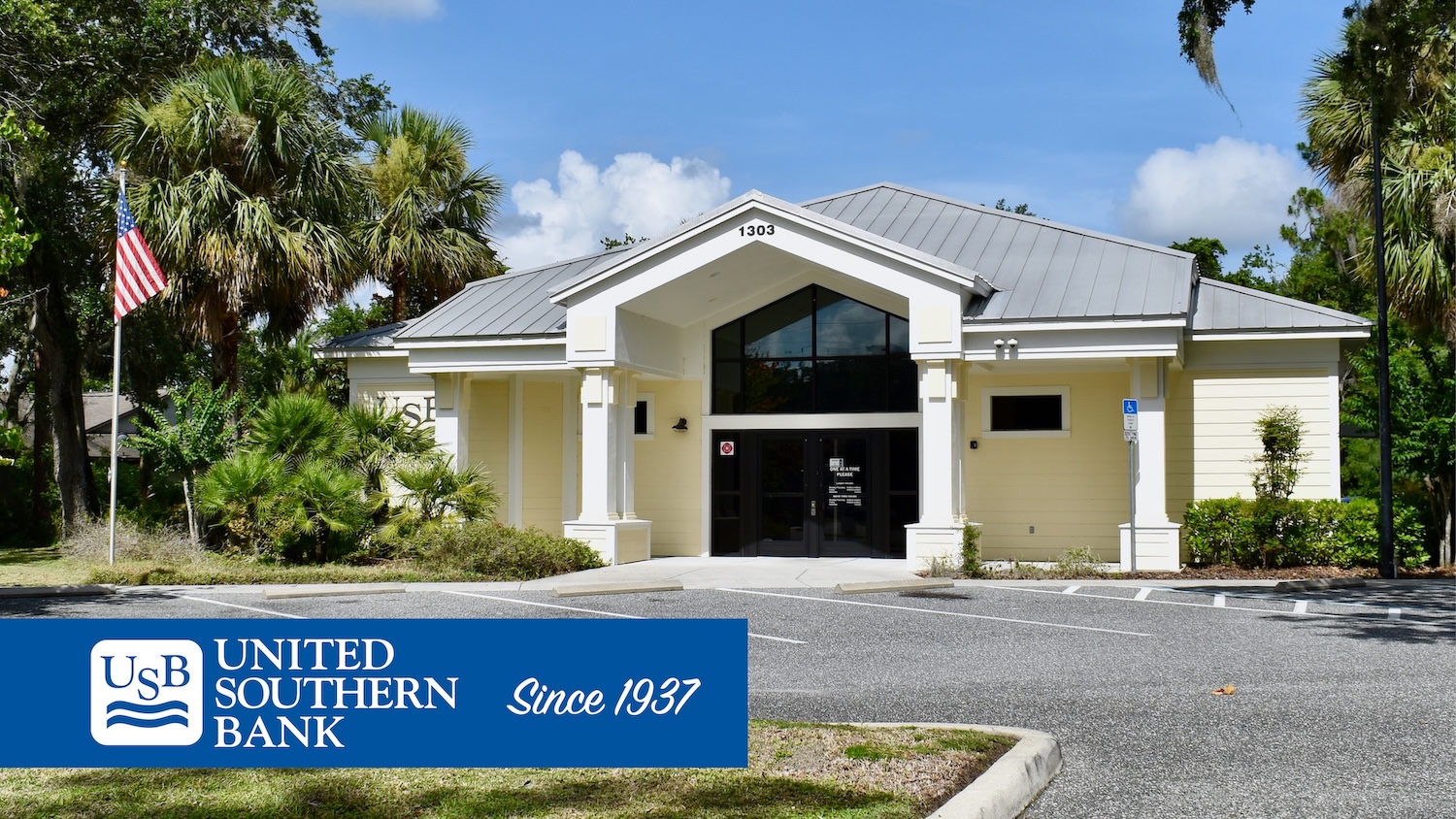 exterior photo of United Southern Bank's Tavares branch building