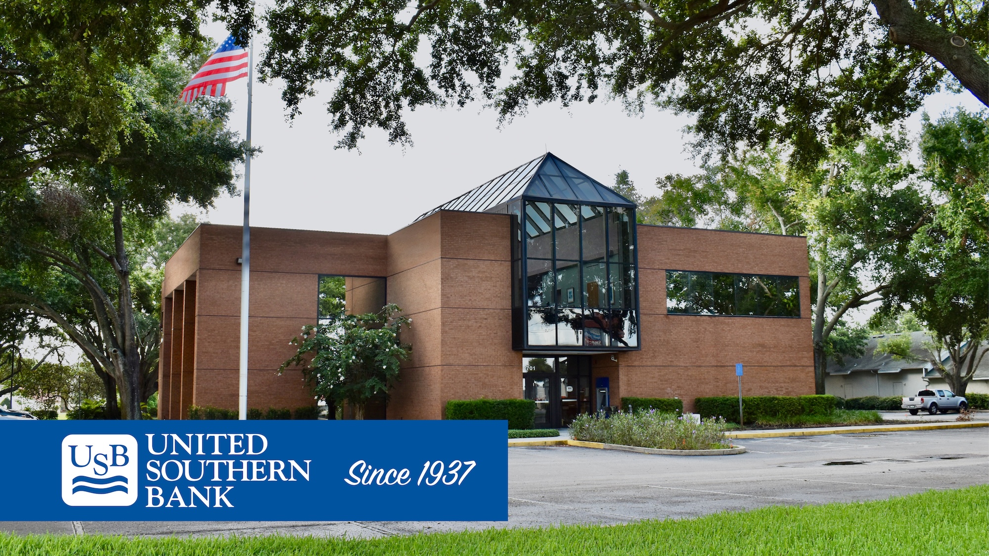 exterior photo of United Southern Bank's Eustis branch building